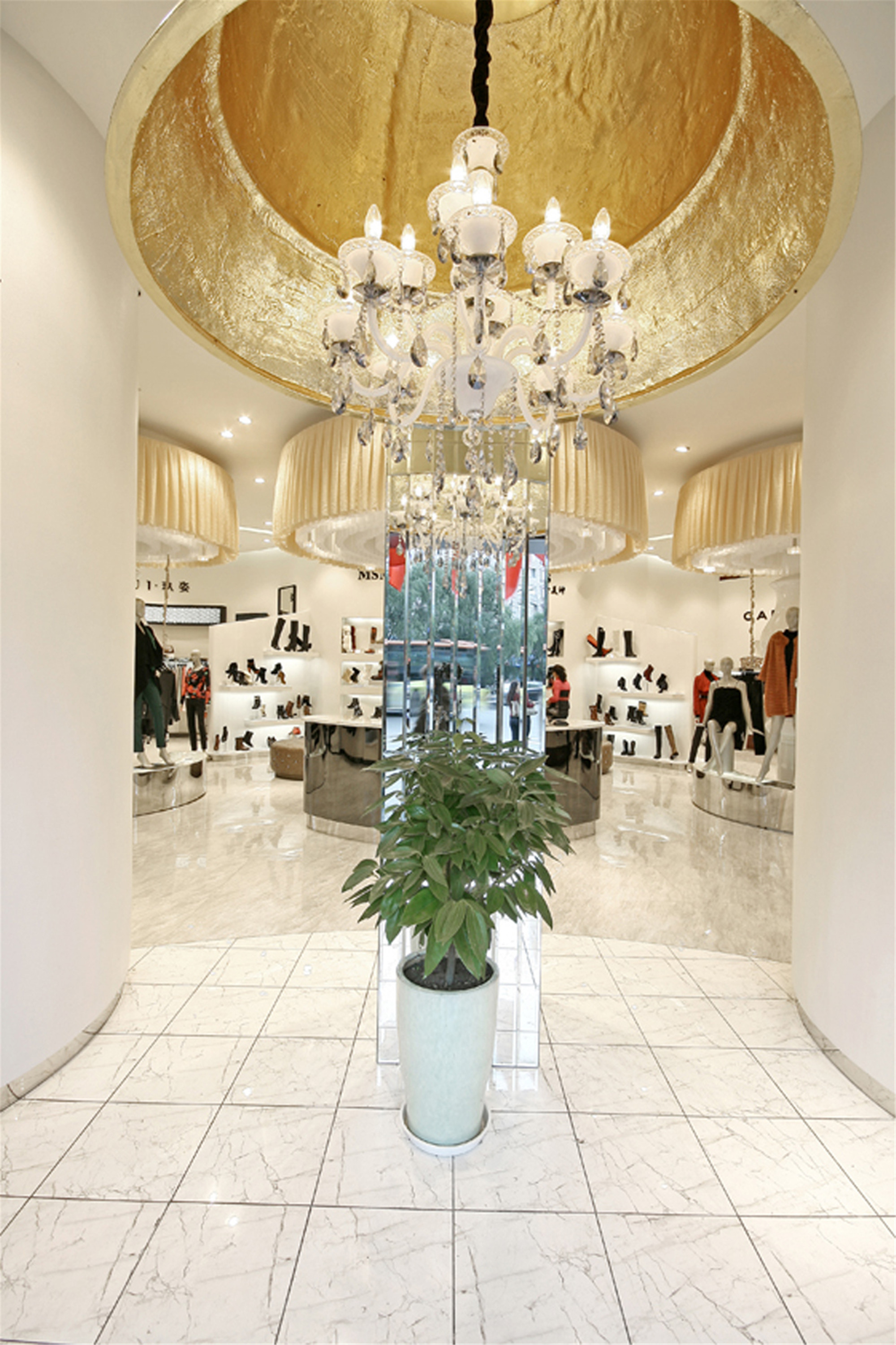 簡(jiǎn)潔明亮服裝店裝修設(shè)計(jì)-第2張圖片-上海古都建筑設(shè)計(jì)集團(tuán) 簡(jiǎn)潔明亮服裝店裝修設(shè)計(jì)-第2張圖片-上海古都建筑設(shè)計(jì)集團(tuán)