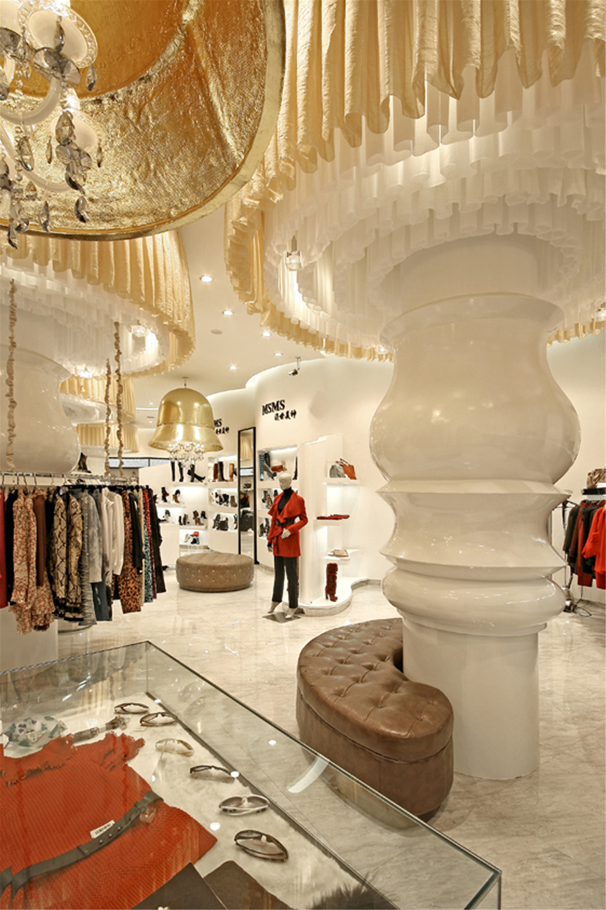 簡(jiǎn)潔明亮服裝店裝修設(shè)計(jì)-第3張圖片-上海古都建筑設(shè)計(jì)集團(tuán) 簡(jiǎn)潔明亮服裝店裝修設(shè)計(jì)-第3張圖片-上海古都建筑設(shè)計(jì)集團(tuán)